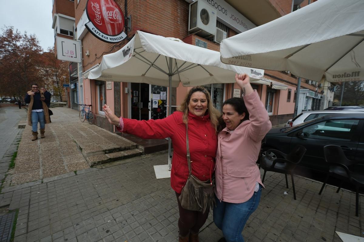 Teresa y Dolores festejan que les ha tocado el quinto premio en el bar La Moncloa, en La Paz.