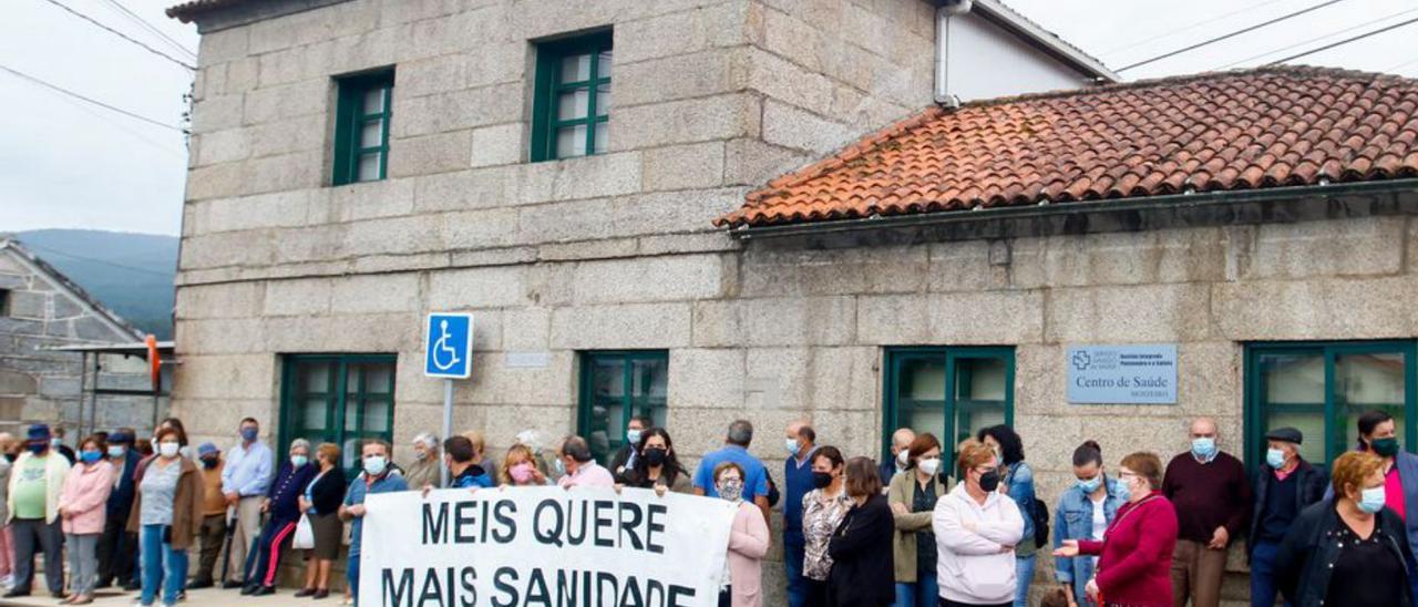 Concentración vecinal frente al centro de salud de Meis.  | // IÑAKI ABELLA