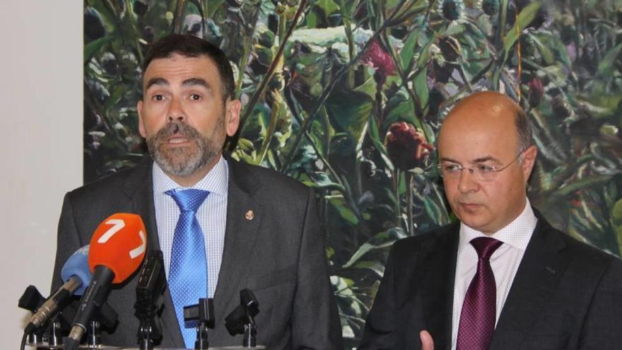 De (i) a (d), el alcalde José López, y el consejero Andrés Carrillo, ayer antes de la reunión.