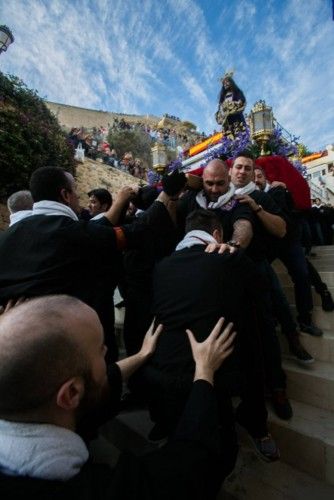 Alicante se vuelca con la procesión de Santa Cruz