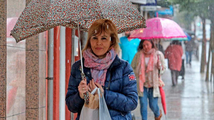 Transeúntes con paraguas, la semana pasada en Vigo. // Marta G. Brea