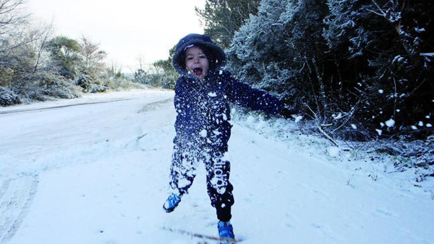 Un niño juega con la nieve en el alto de Fontefría, en A Cañiza./ NICK