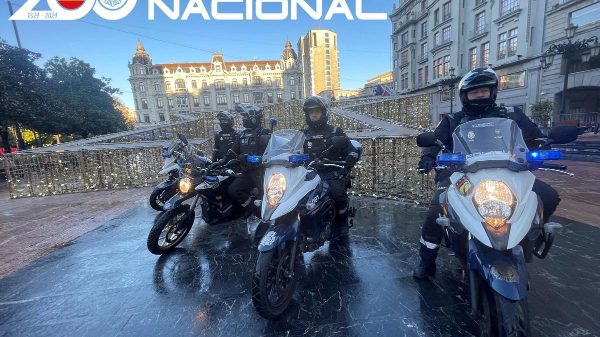 Agentes de la Policía Nacional con sus motos en la plaza de la Escandalera de Oviedo.
