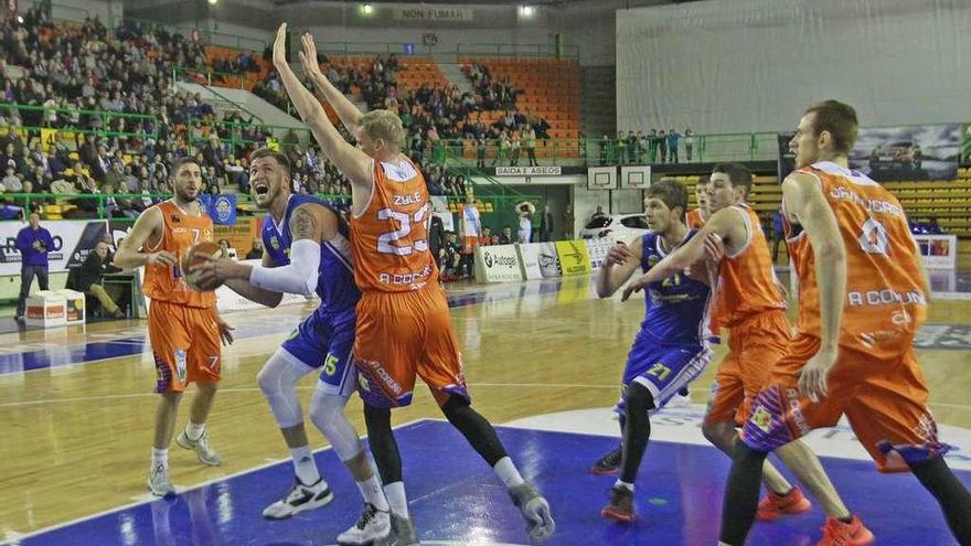 Zyle trata de incomodar a un jugador del Ourense, ayer en el Pazo Paco Paz.