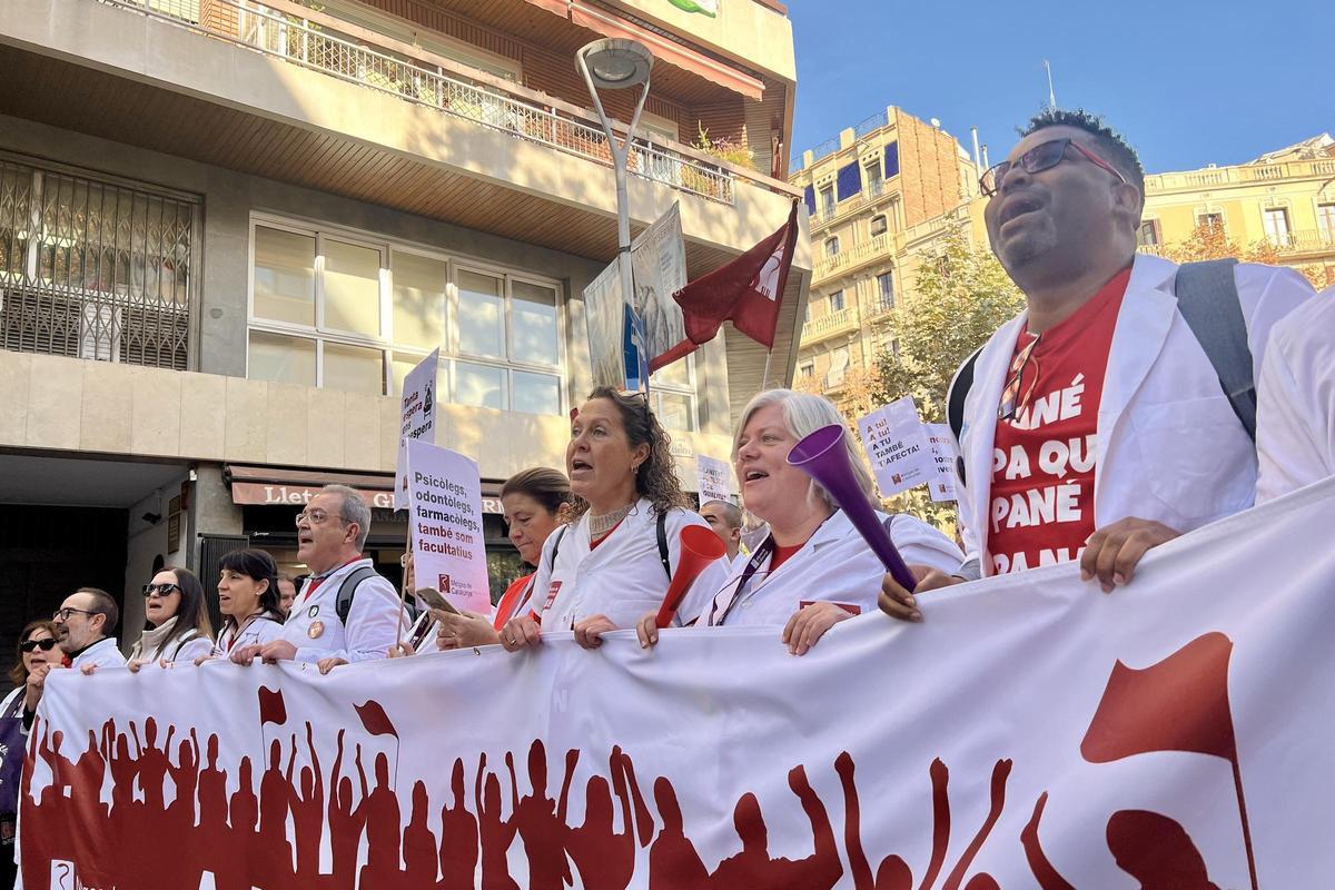Metges manifestant-se a Barcelona en la segona jornada de vaga.