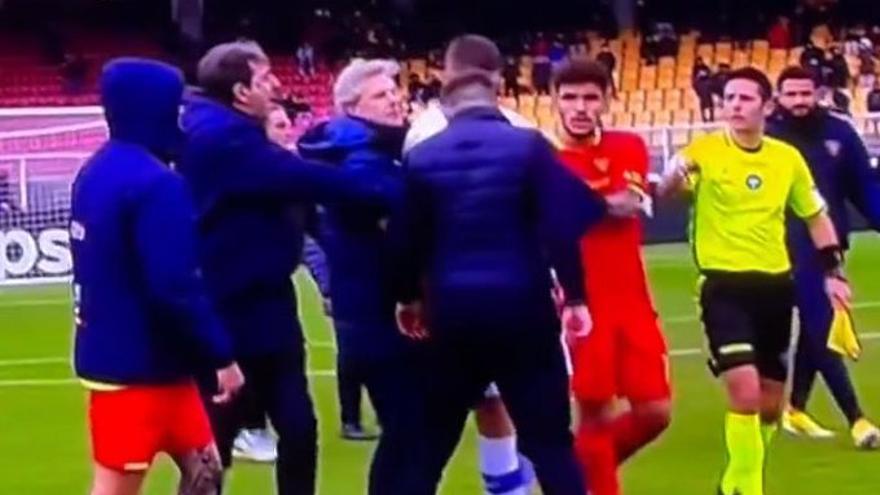 El entrenador del Lecce asesta un cabezazo al delantero del Verona