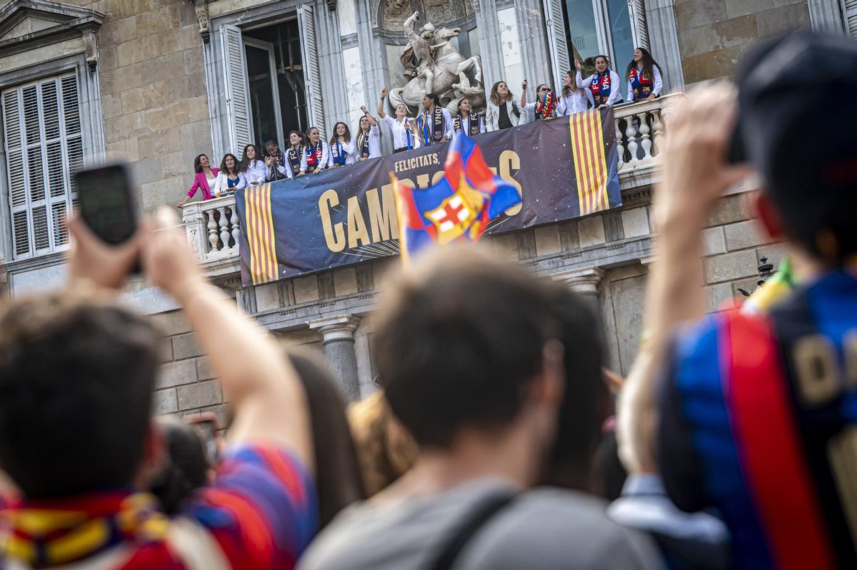 El Barça femenino celebra su Champions en la plaça Sant Jaume