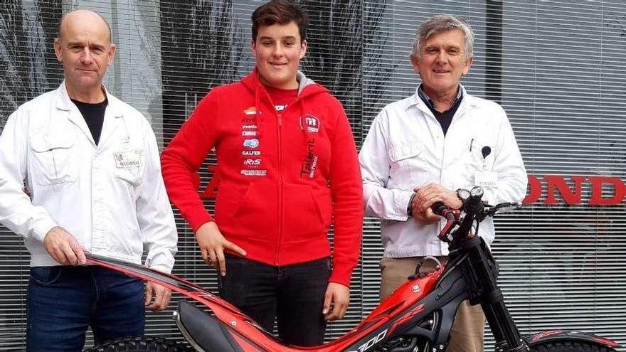 Óscar Giró (director de Honda HRC) y Miquel Cirera (jefe de Honda Repsol) con Martín Riobó. // G.N.