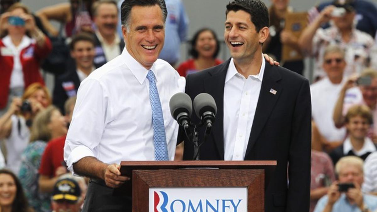 Mitt Romney saluda a Paul Ryan, tras anunciar que este será su número dos, este sábado, en Norfolk (Virginia).