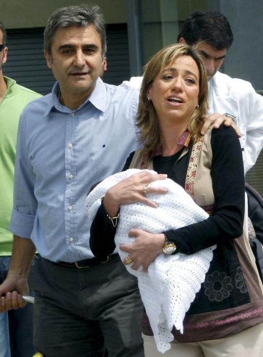 En la imagen, después de dar a luz a su hijo, y acompañada por su marido, Miguel Barroso. EFE