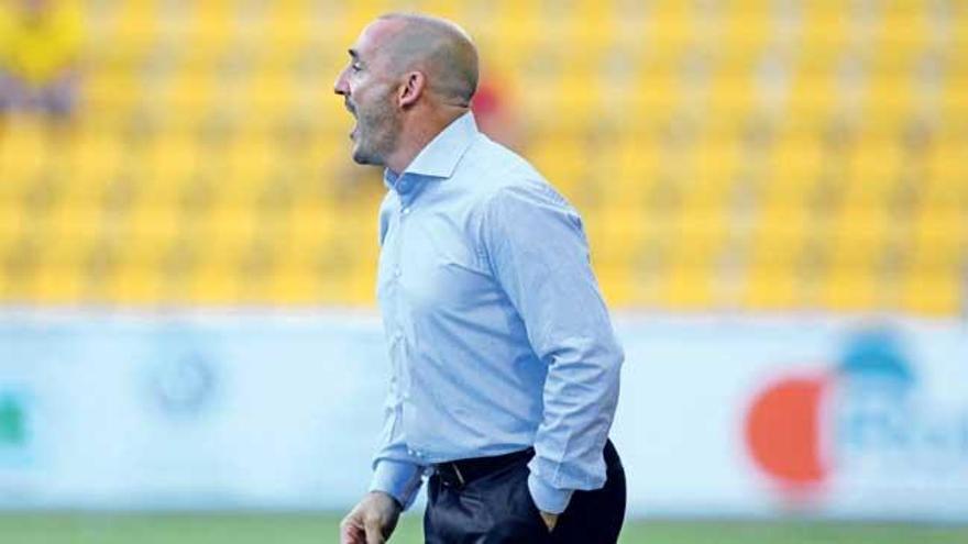 Albert Ferrer se desgañitó desde la banda dando instrucciones a sus jugadores.