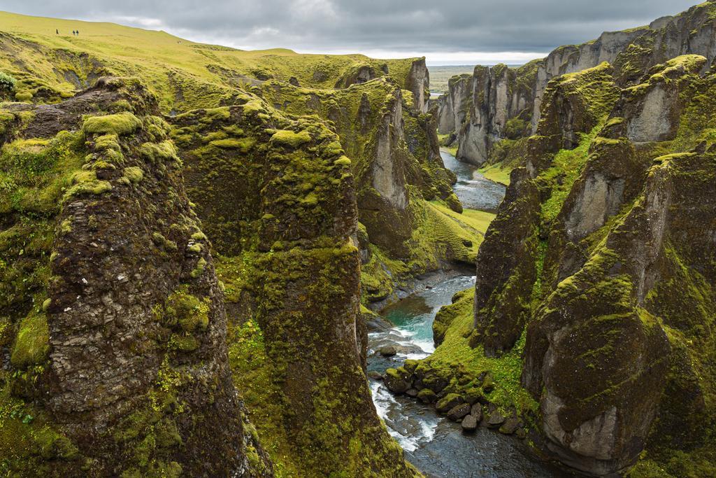 El cañón Fjaðrárgljúfur es una de las formaciones geológicas más bonitas de Islandia.
