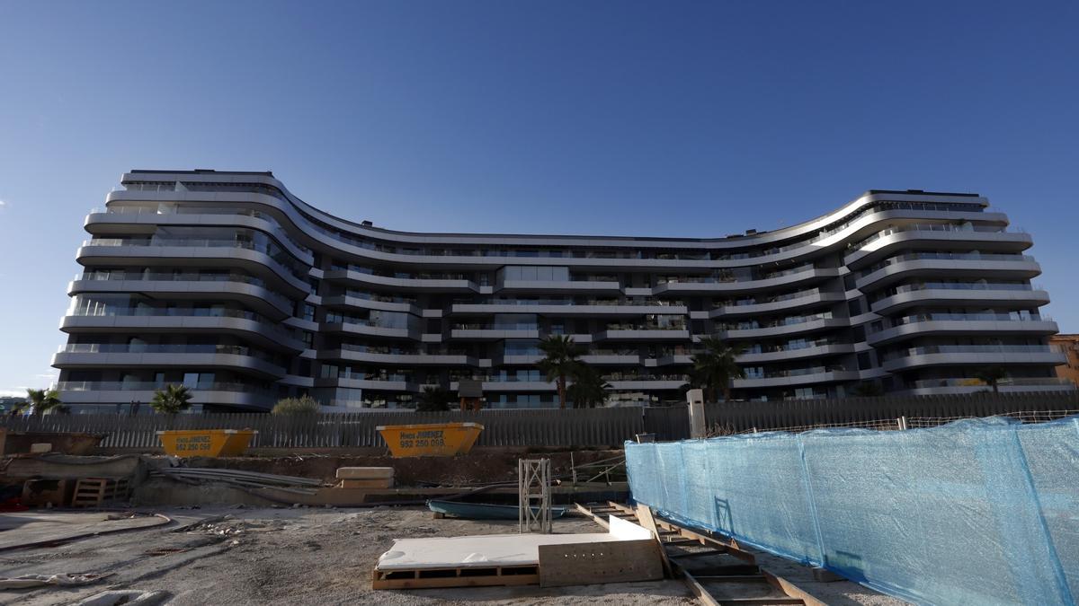 La parcela se ubica en la trasera de las Málaga Towers, justo al lado del edificio anexo, ya terminado.