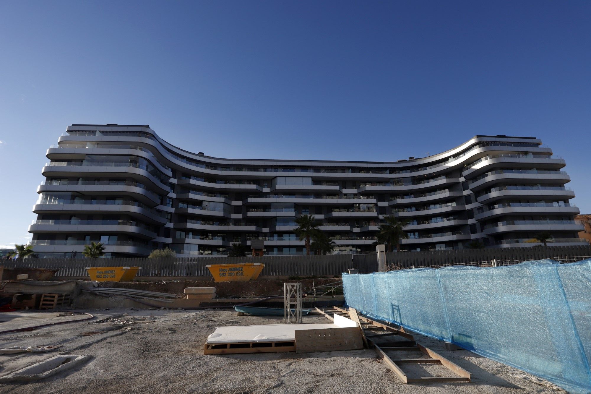 Sierra Blanca Estates celebra la puesta de la bandera en el edificio central de las 'Málaga Towers'