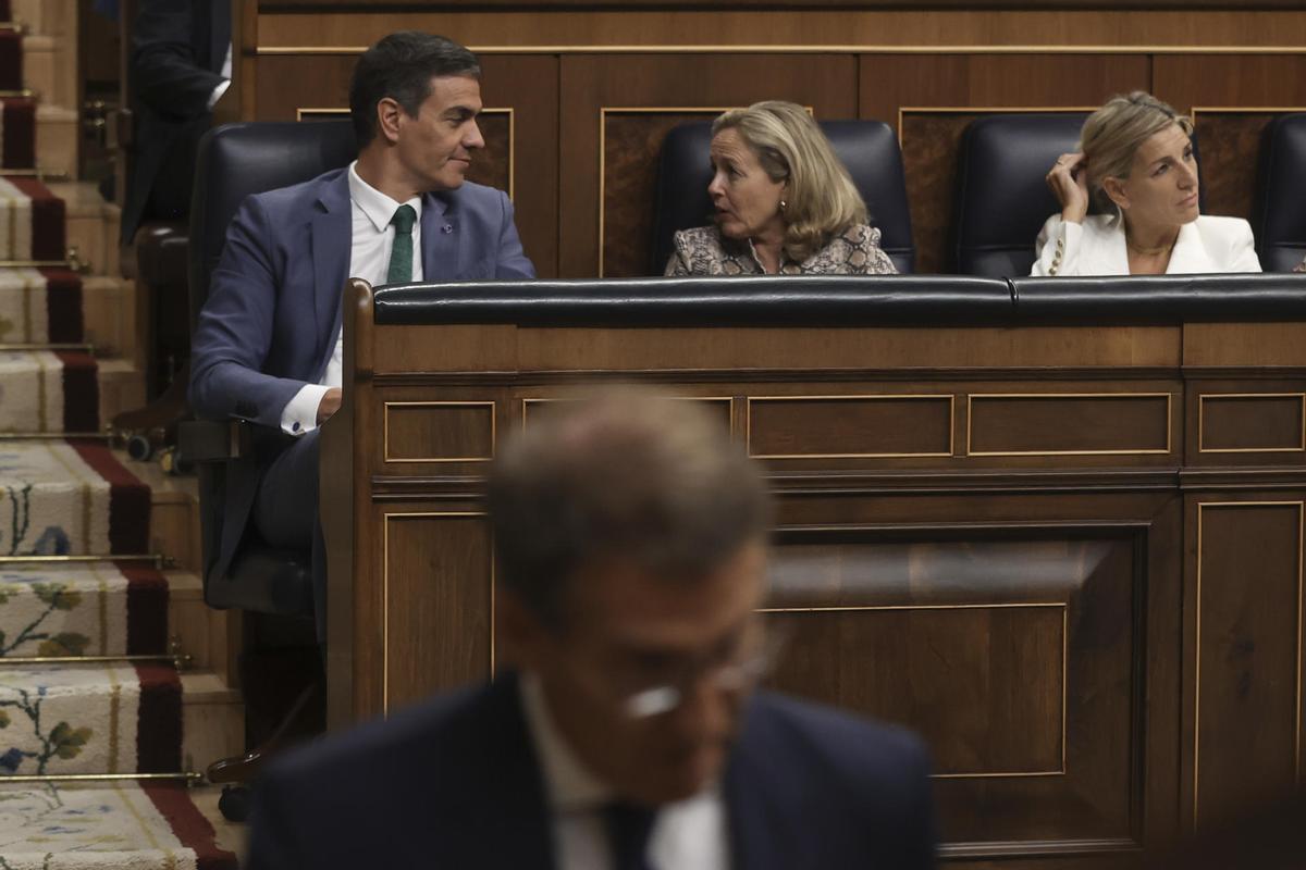Pedro Sánchez, Nadia Calviño y Yolanda Díaz en el debate de investidura de Alberto Núñez Feijóo.