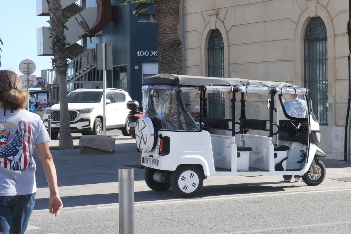 Tes tuctucs esperan a los turistas subidos a las aceras del entorno del Postiguet