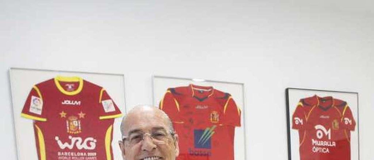 Jesús Bernardo con varias camisetas de la selección.