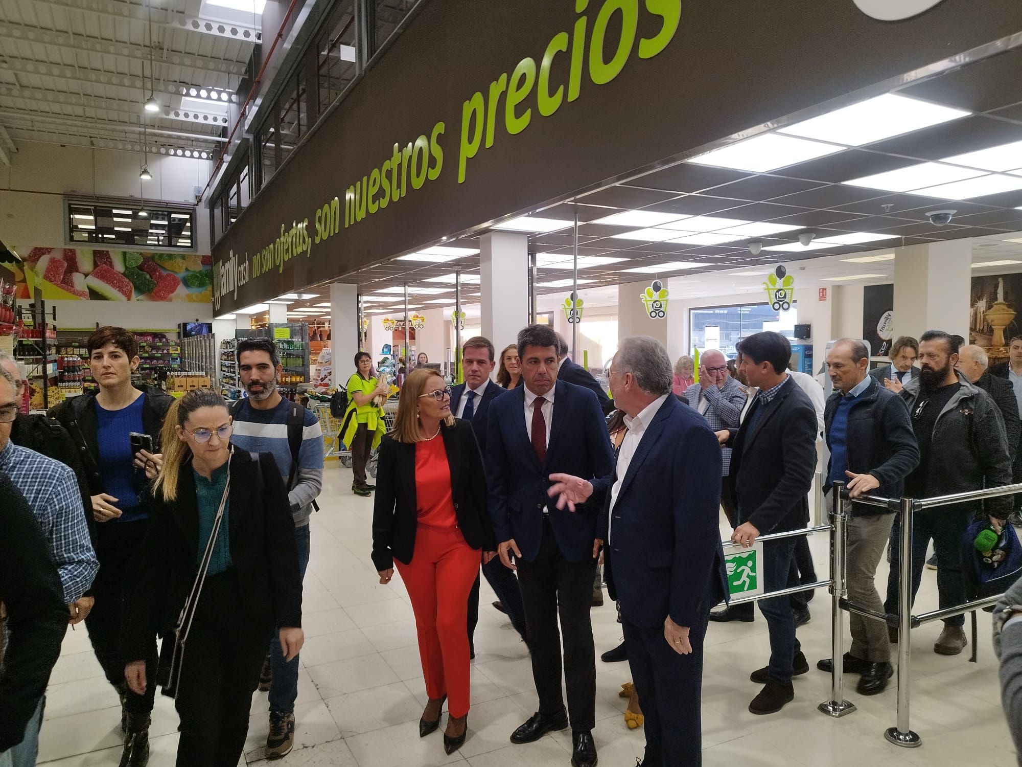 Carlos Mazón visita las instalaciones de Family Cash en Xàtiva