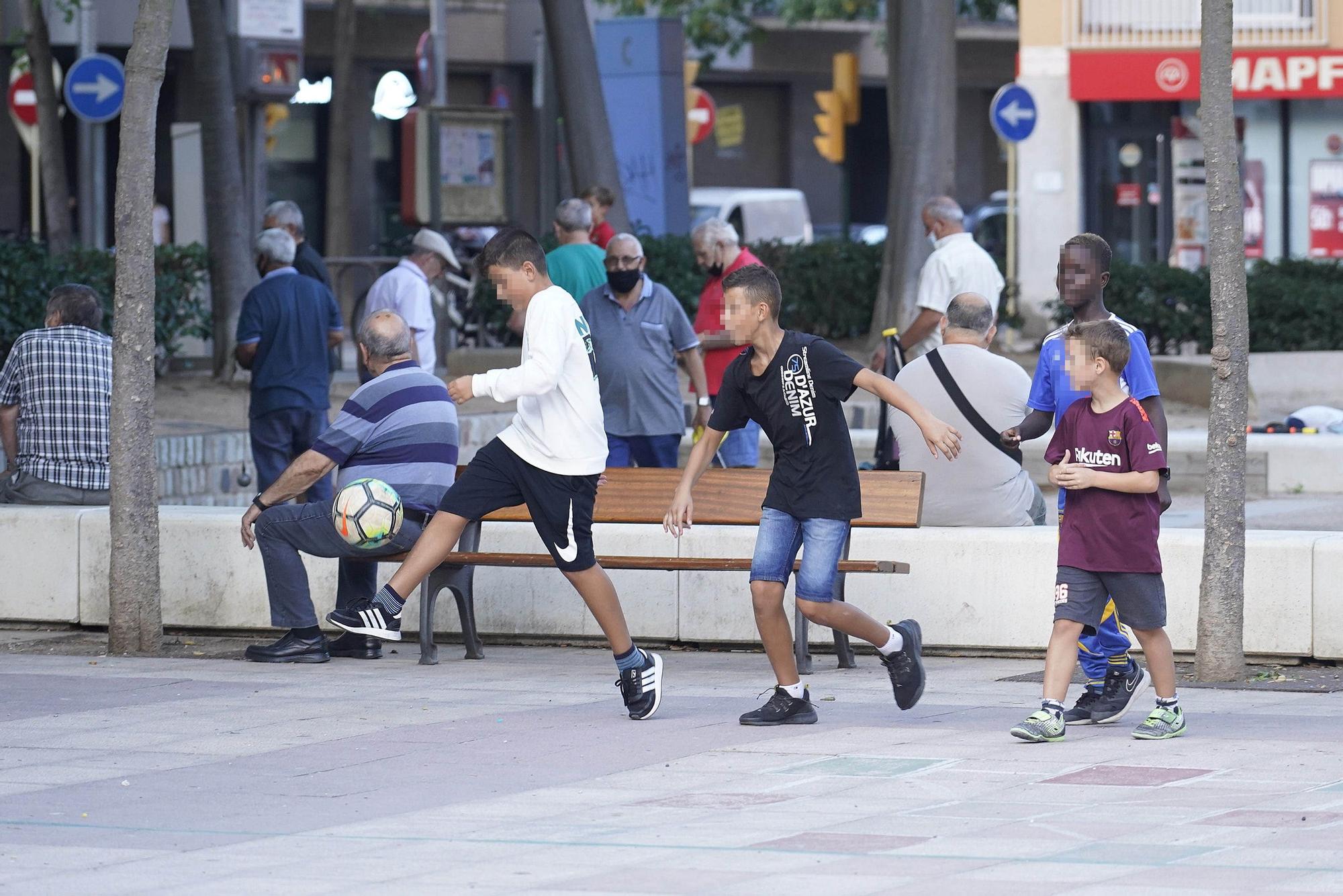 Les famílies reclamen un espai a la plaça del Barco per jugar a pilota