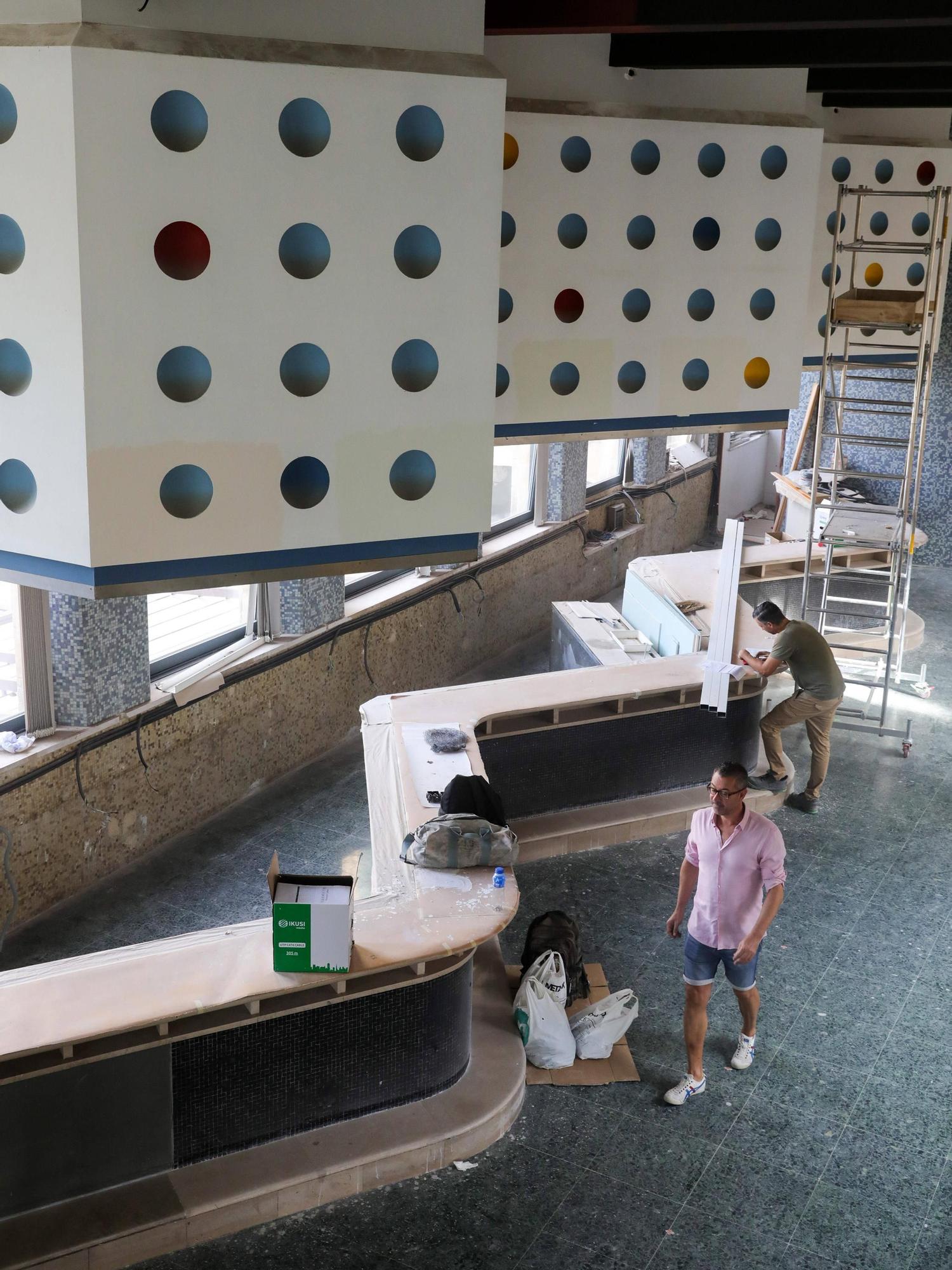 La cafetería de la Universidad Laboral de Gijón encara la recta final de su renovación (en imágenes)