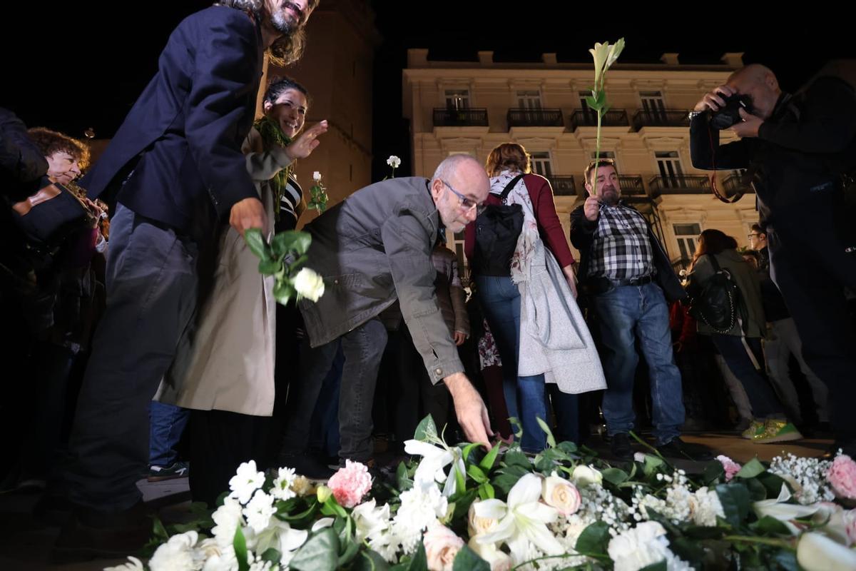 Decenas de valencianos se concentran frente a las Corts para pedir el enjuiciamiento de Mazón por su gestión de la dana