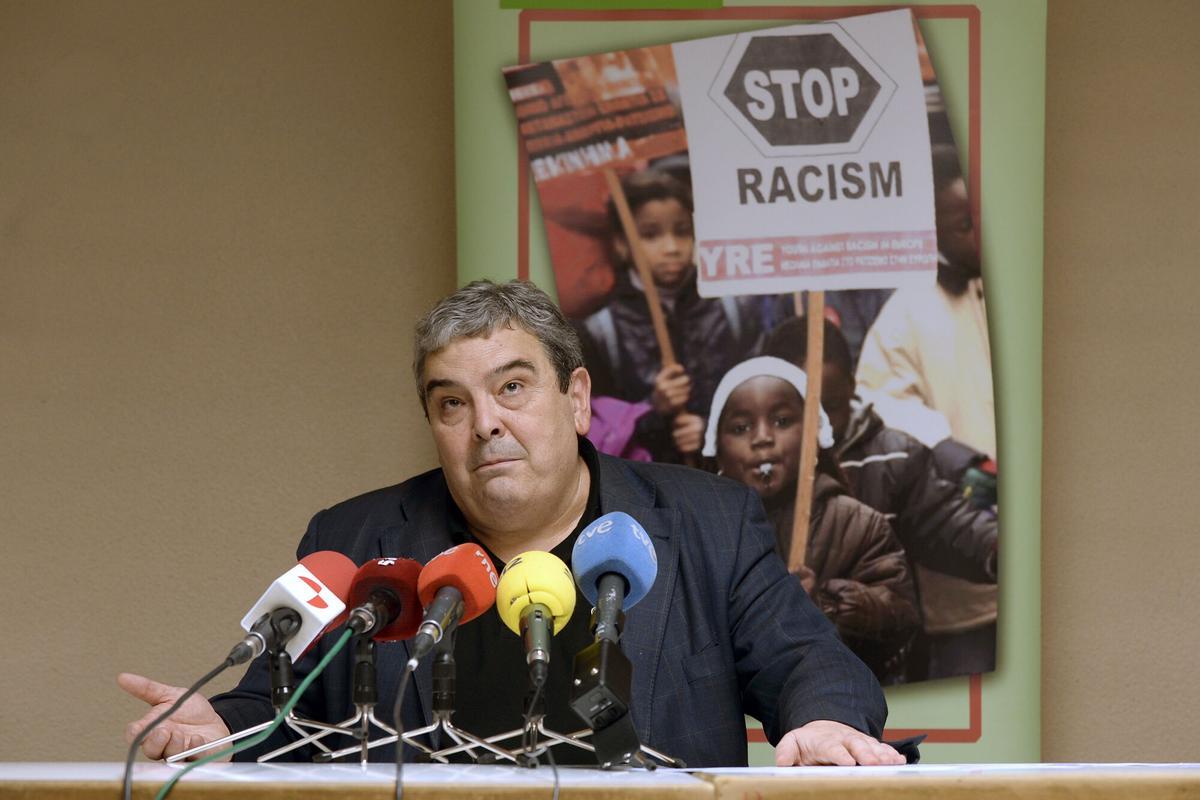 GRA257. VALLADOLID, 22/06/2016.- El presidente del Movimiento Contra la Intolerancia, Esteban Ibarra, ha presentado esta mañana el Informe Raxen de Castilla y León en el que se advierte del aumento de actividades de grupos racistas y xenófobos en la Comunidad. El informe ha vinculado los 275 ataques relacionados con delitos de odio que calculan se han producido en Castilla y León en 2015 con la "estructura estable de grupos racistas y neonazis" que existe en la Comunidad. EFE/Nacho Gallego