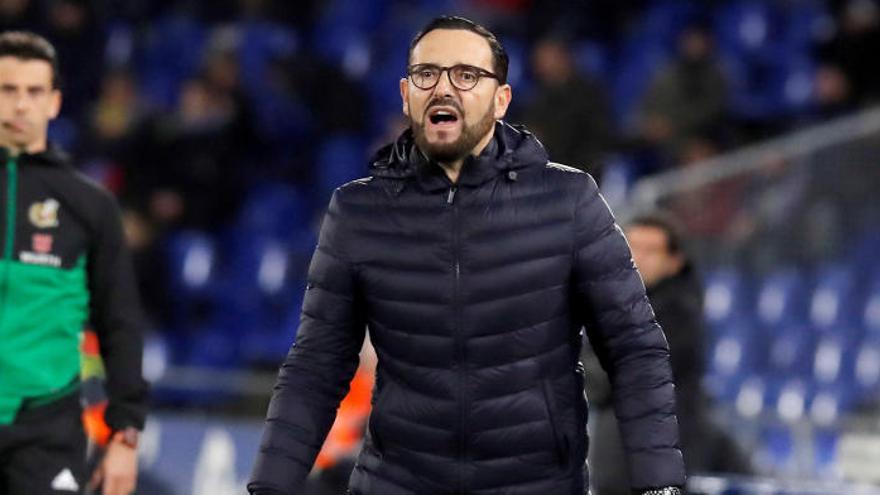 José Bordalás da instrucciones a los jugadores del Getafe.