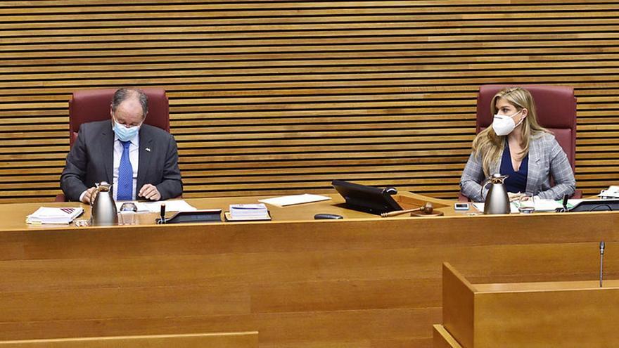 El director de la agencia,
Joan Llinares, y la síndica
adjunta del PP, Eva Ortiz. i.c