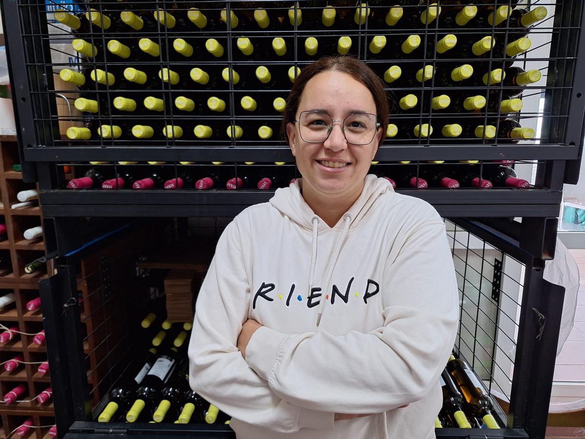 Yanira Florido en el interior de su bodega familiar, donde elaboran la marca Aya y Chirato.