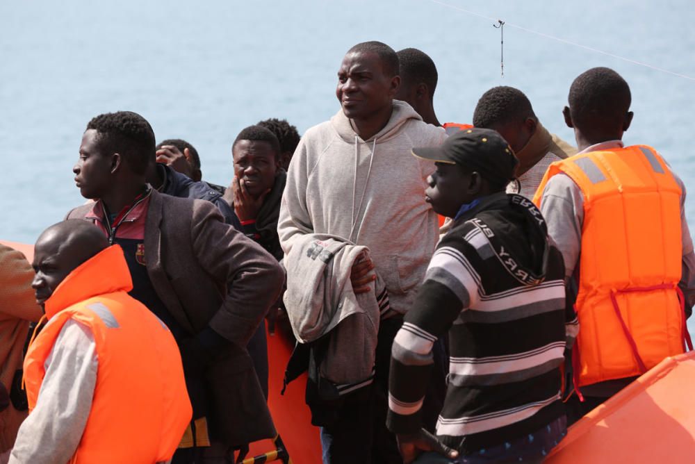 Trasladan al puerto de Málaga a 54 inmigrantes de una patera