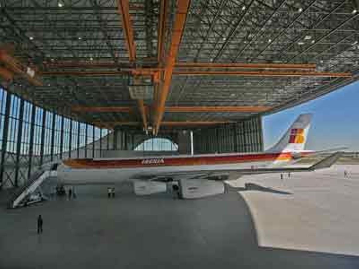L’alcalde de Barcelona i el president d’Iberia inauguren la nova instal·lació de l’aeroport del Prat.