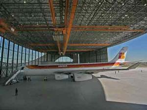 L’alcalde de Barcelona i el president d’Iberia inauguren la nova instal·lació de l’aeroport del Prat.