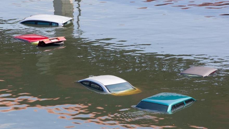 Cómo salir del coche si nos sorprende una riada