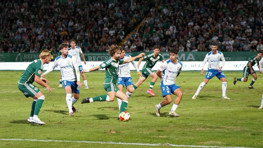 El Cacereño dice que el césped "estará bien" ante el Ourense