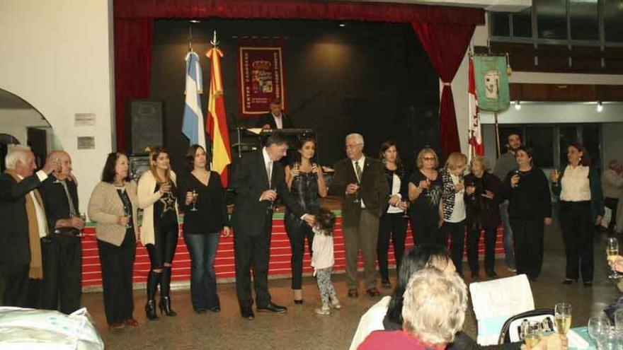 La junta directiva, con su presidenta, Florencia Calvo (centro), se dirige a todos los invitados.