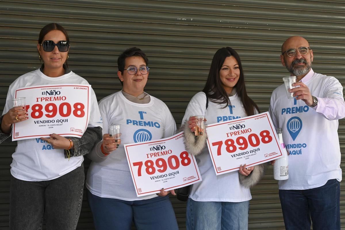 Personal de la administración de lotería que repartió el primer premio de la Lotería del Niño, que cayó íntegramente en León