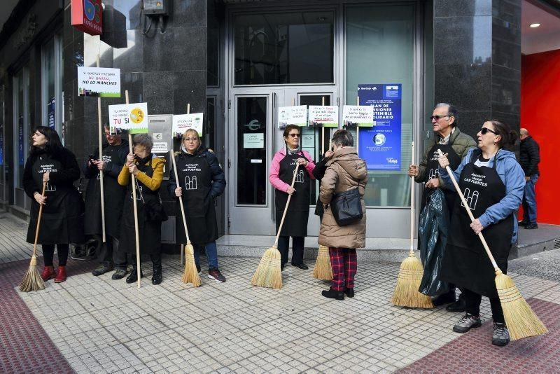 'Escobada' vecinal en Las Fuentes