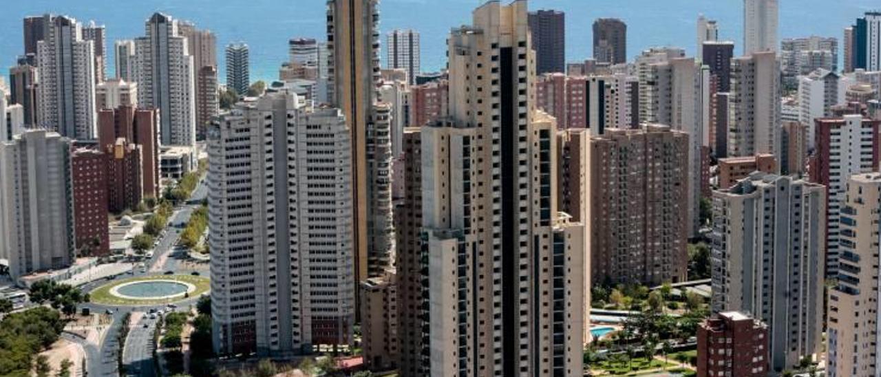 Vista de Benidorm, uno de los municipios de la Costa Blanca donde mayor es la presión del alojamiento sumergido sobre la oferta reglada de hoteles y apartamentos.