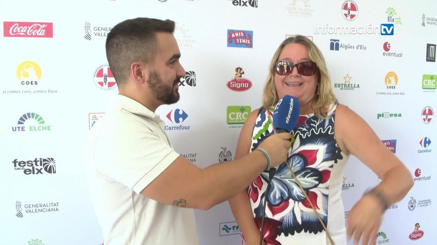 La Bellea del Foc infantil y Damas felicitan el cumpleaños a David Olivares, presidente de la Federació de les Fogueres de Sant Joan