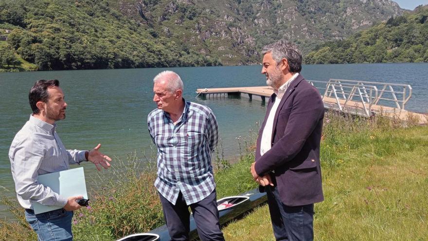 Por la derecha, el consejero de Medio Rural,. Alejandro Calvo; el alcalde de Caso, Miguel Ángel Fernández, y el director general del Medio Natural, David Villar. Junto a ellos, una de las piraguas ya trasladada a Tanes. | J. A.