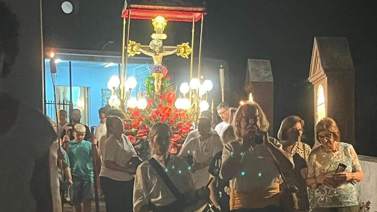 El Santíssim Crist de l'Agonia durante el descenso a la Iglesia de la Purísima Concepción.