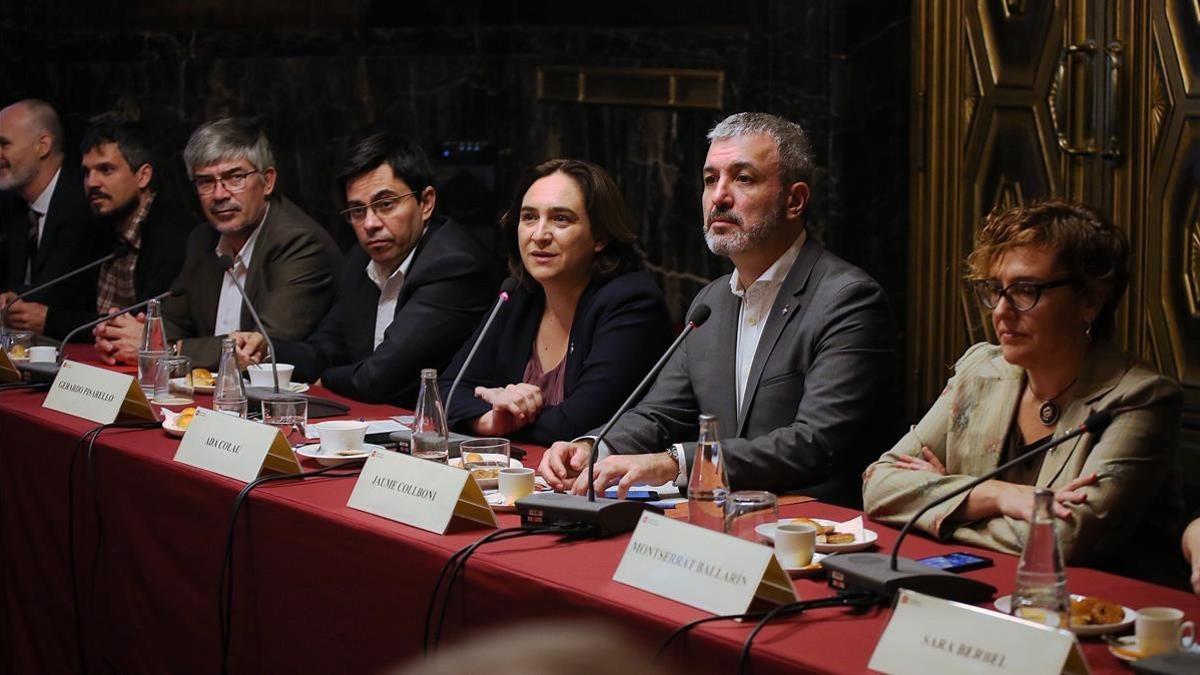 Ada Colau encabeza la reunión con empresairos y agentes sociales