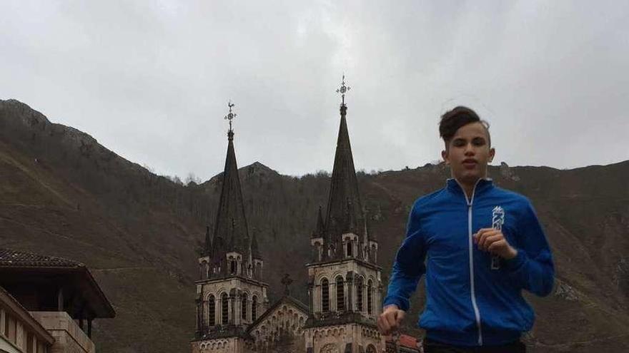 El escolano Christian Zapico entrenando junto a la basílica de Covadonga.