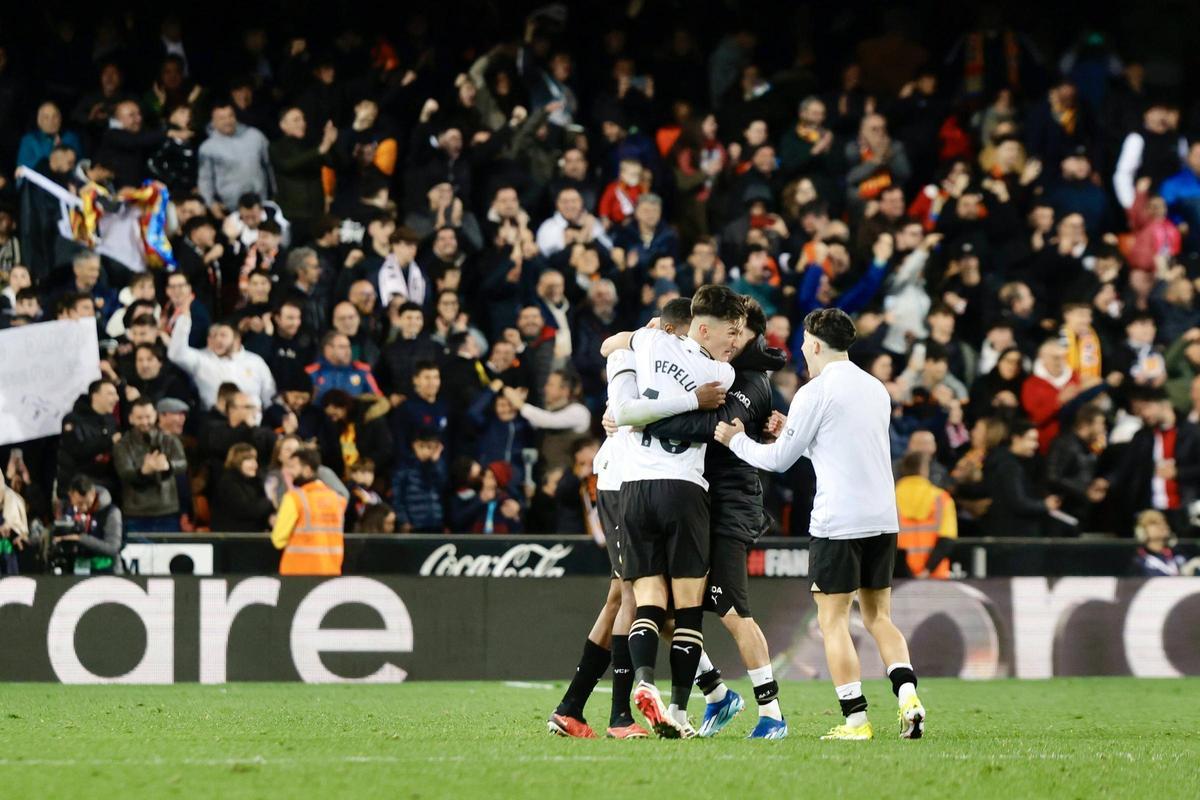 Los futbolistas del Valencia CF celebran la victoria ante el Athletic.
