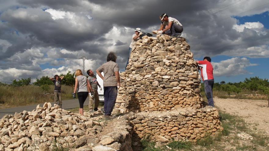 Reconstrucción de un cuco con la técnica de la piedra seca