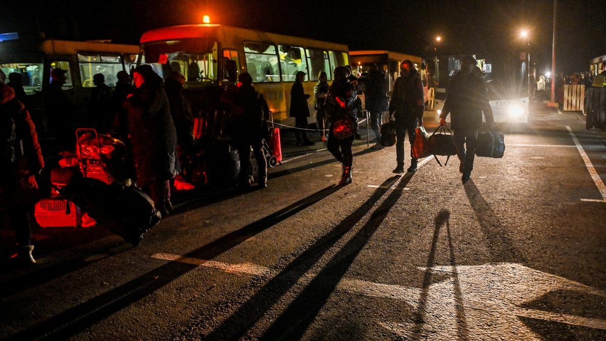 Autobuses con habitantes de Mariúpol llegan a Zaporiyia, más de 3.700 personas han sido &quot;rescatadas&quot; de la ciudad asediada por los rusos.