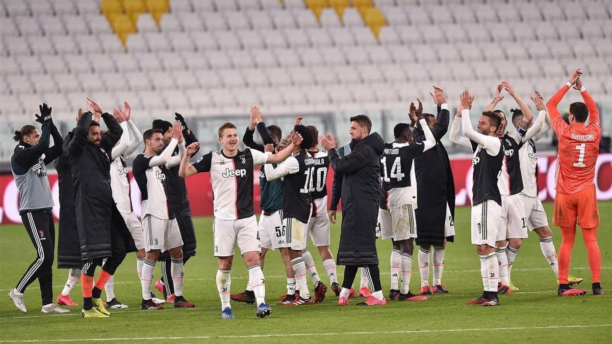 Los jugadores de la Juventus celebran el triunfo ante el Inter a puerta cerrada.