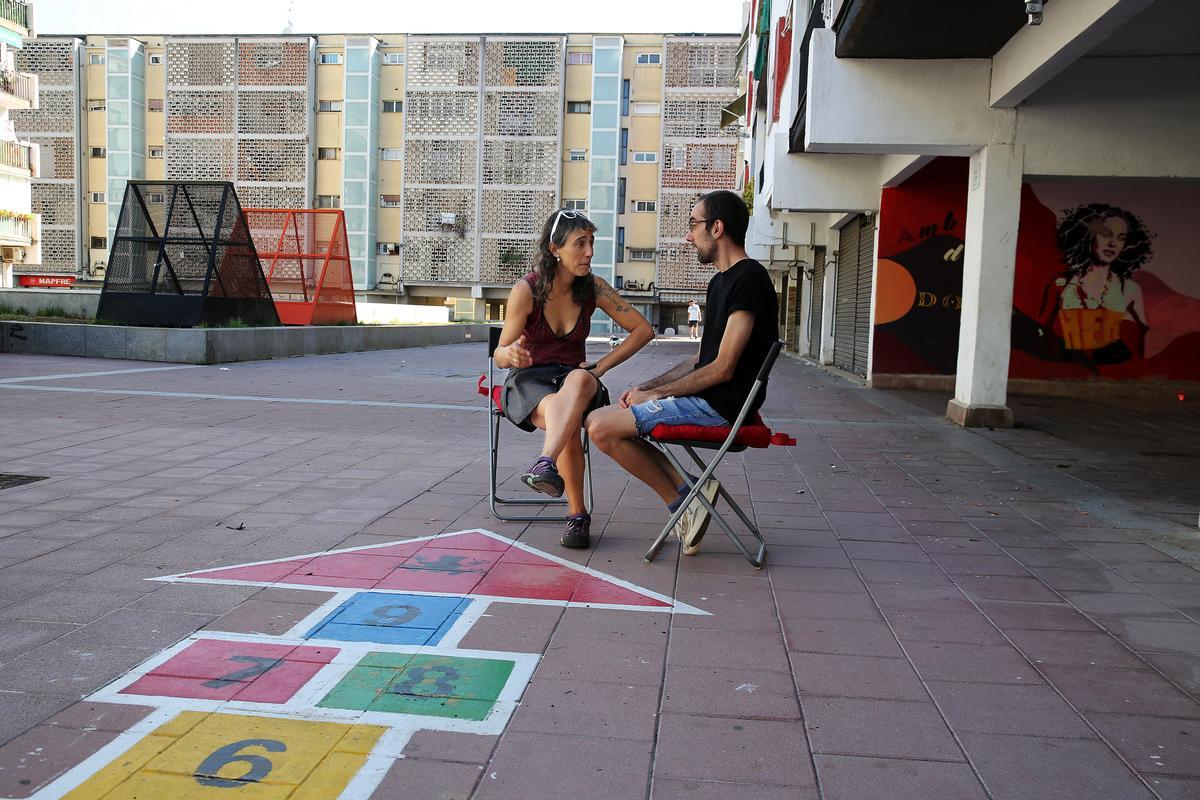Vane y Jose charlan en el Àgora de le Dones de Ciutat Meridiana, este jueves.