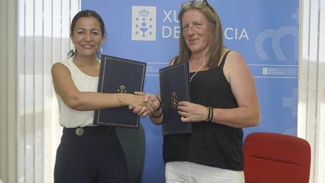 La conselleira do Mar, Marta Villaverde (izq.), durante la firma del convenio con la patrona mayor de la cofradía de Redondela, Nisi Otero. | FDV