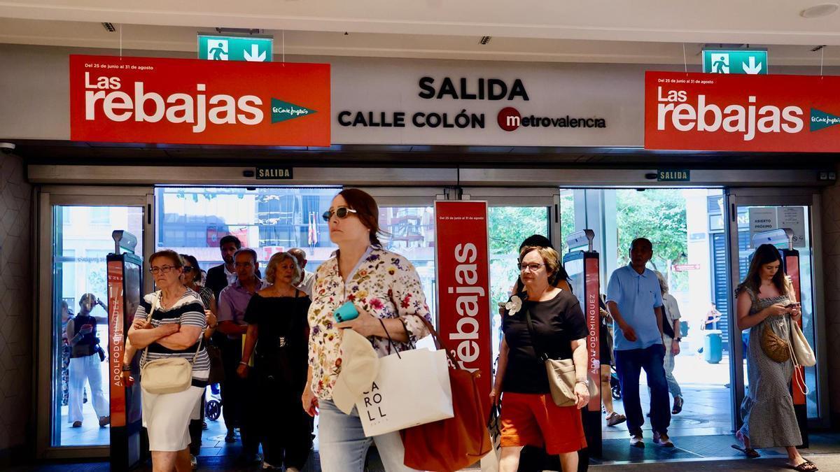 Entrada de clientes en El Corte Inglés a la apertura hoy de los grandes almacenes